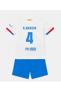 Barcelona Ronald Araujo #4 Jalkapallovaatteet Lasten Vieraspeliasu 2023-24 Lyhythihainen (+ Lyhyet housut)